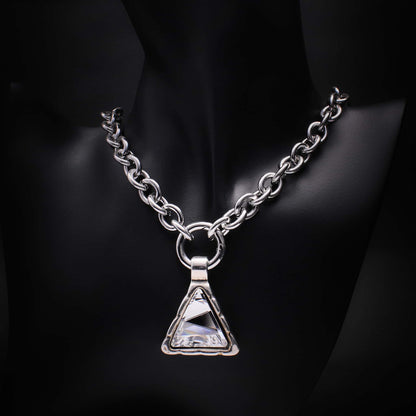 Collar de eslabones de acero con colgante de zamak y cristl swarovski forma triangular