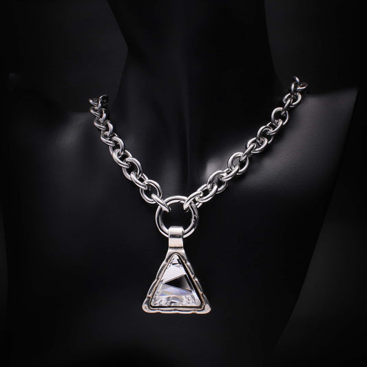 Collar de eslabones de acero con colgante de zamak y cristl swarovski forma triangular