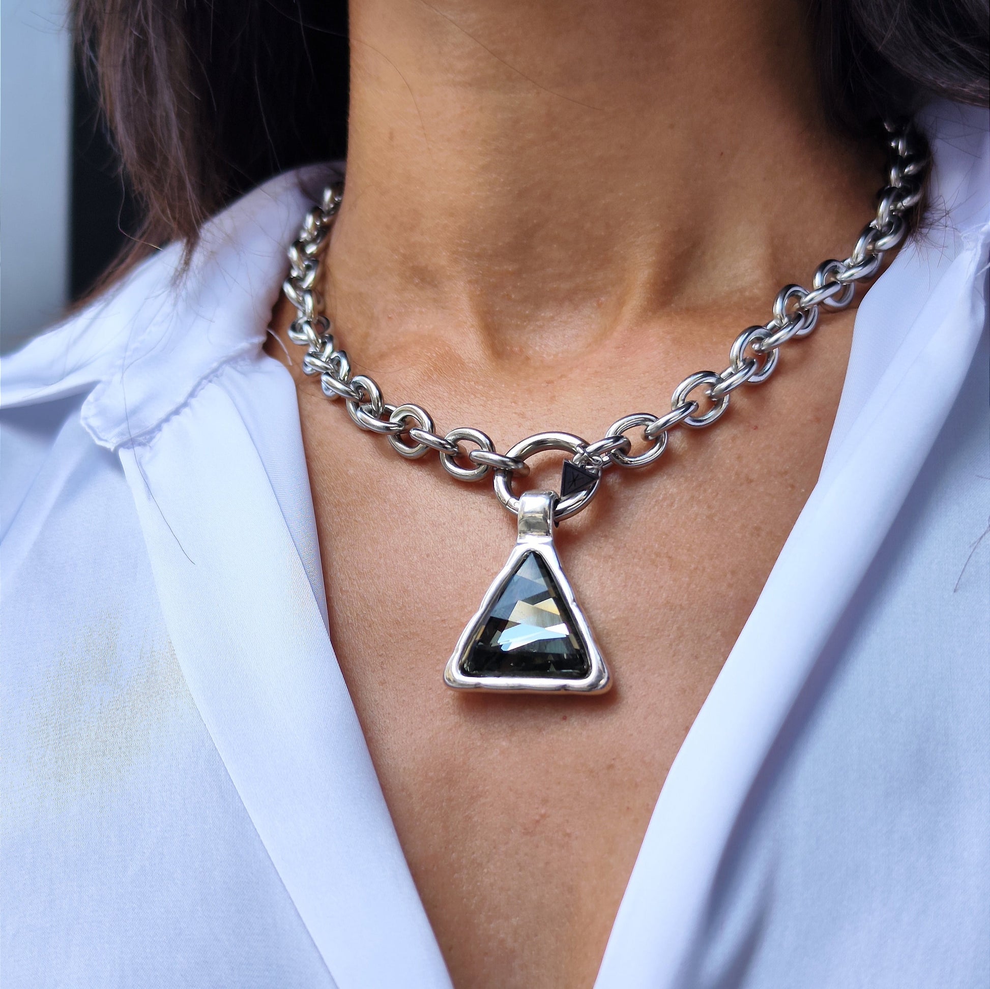 Collar eslabones grandes y colgante triangular con cristal swarovski