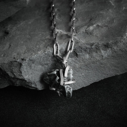 collar con fragmento de meteorito y plata de ley