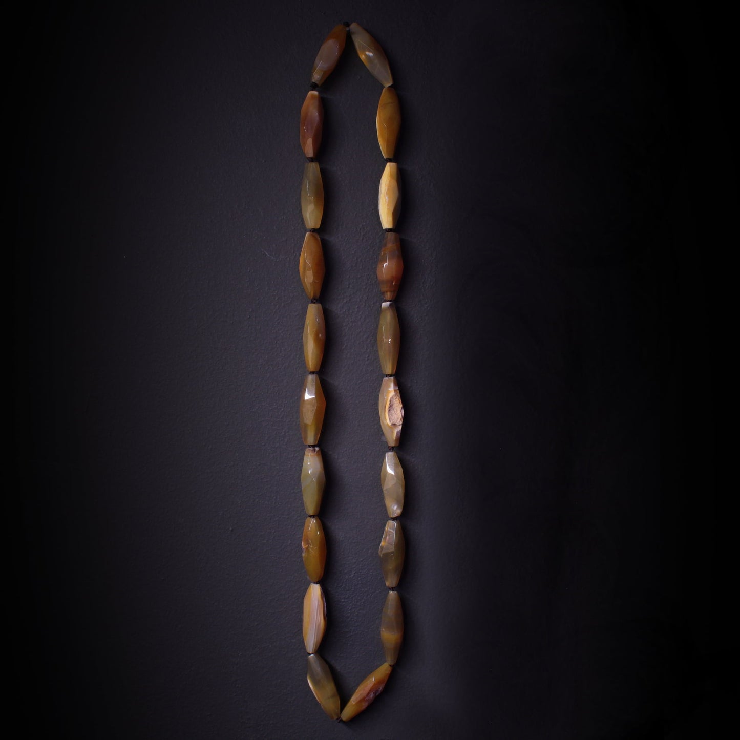 Collar de piedras naturales marrón talladas en columba rombo