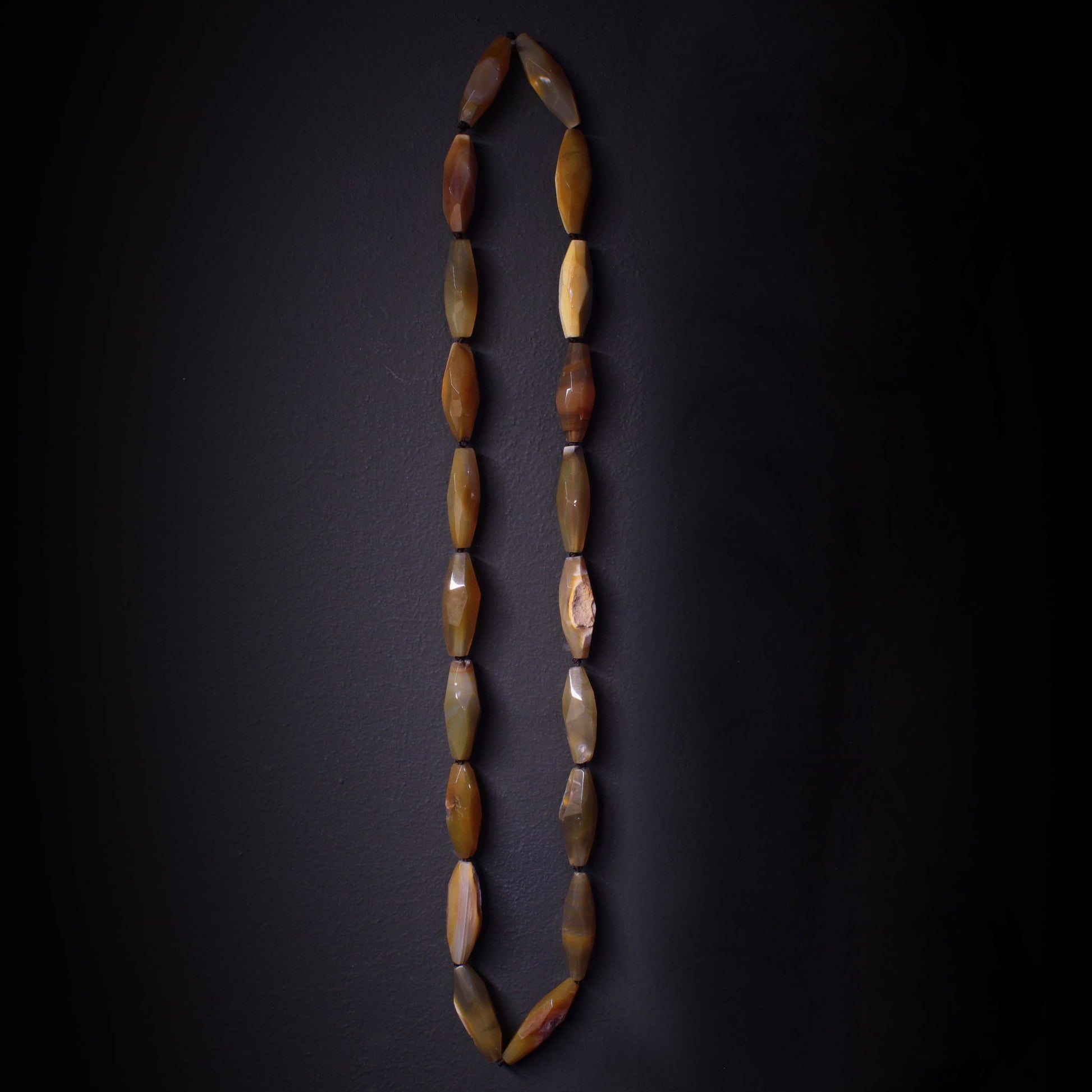 Collar de piedras naturales marrón talladas en columba rombo