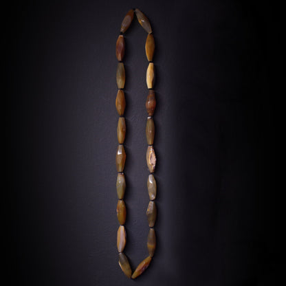 Collar de piedras naturales marrón talladas en columba rombo