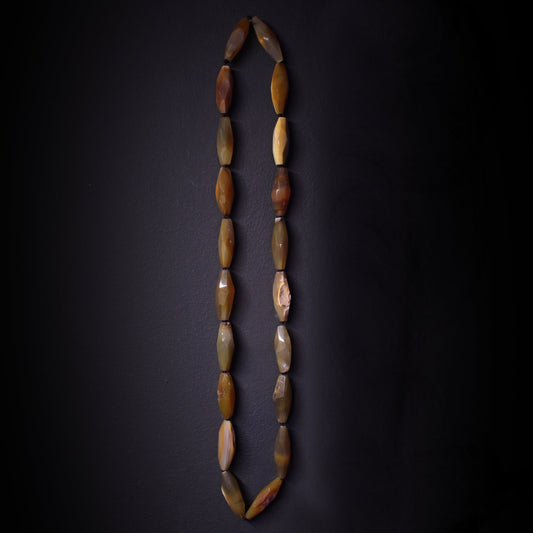 Collar de piedras naturales marrón talladas en columba rombo