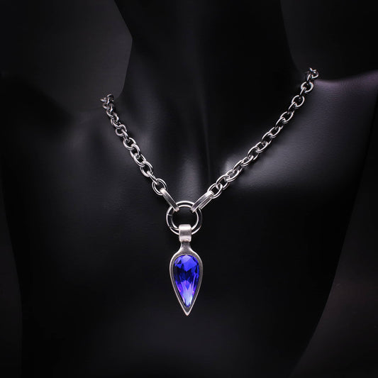 Collar de eslabones con colgante azulcentral y cierre invisible.