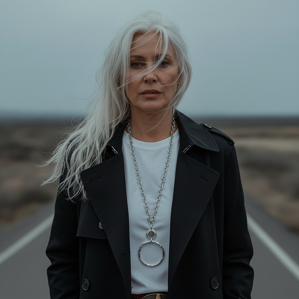 Collar largo con colgante circular y cadena de acero gruesa, detalles cristal swarovski