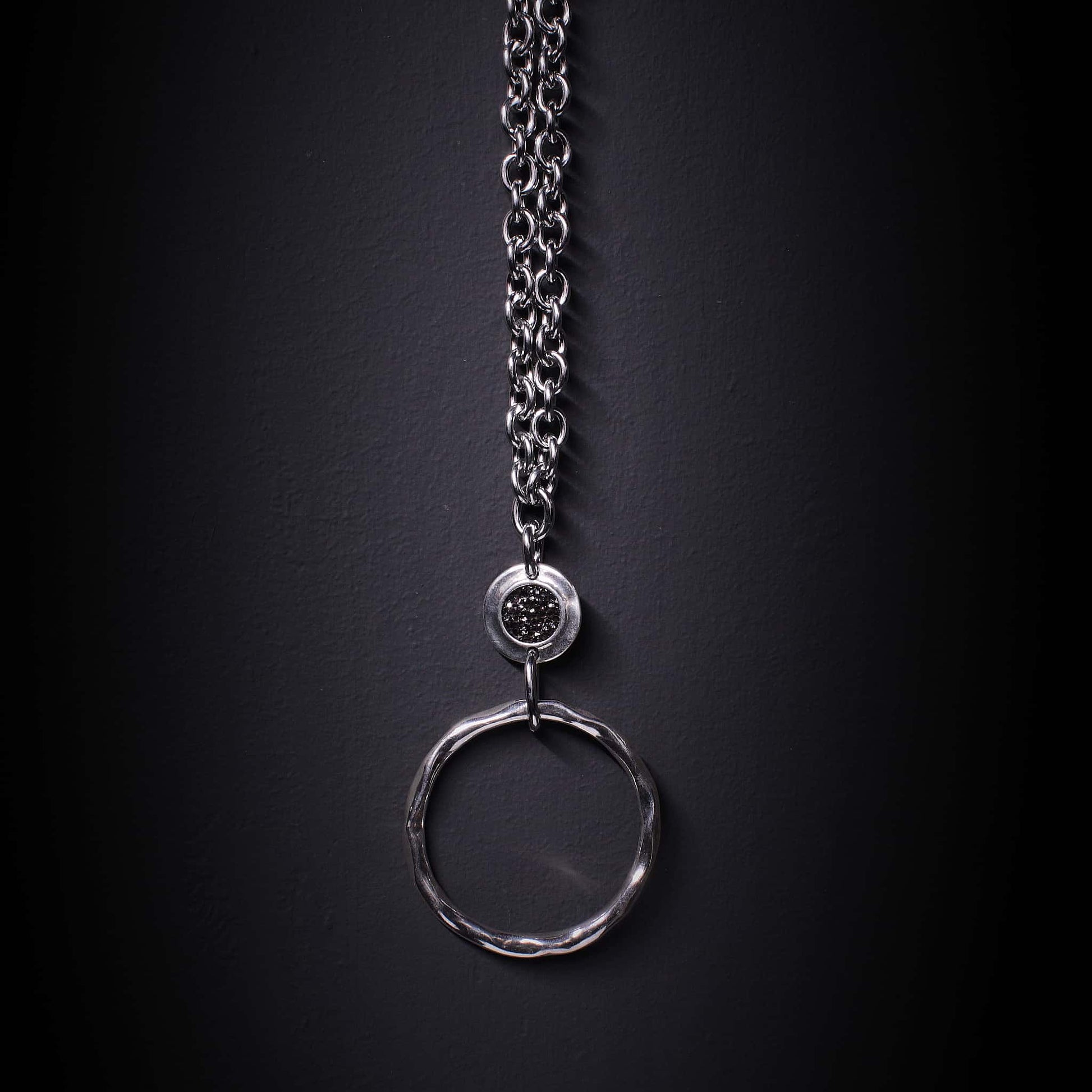 Collar largo de acero con colgante circular y cristales de swarovski