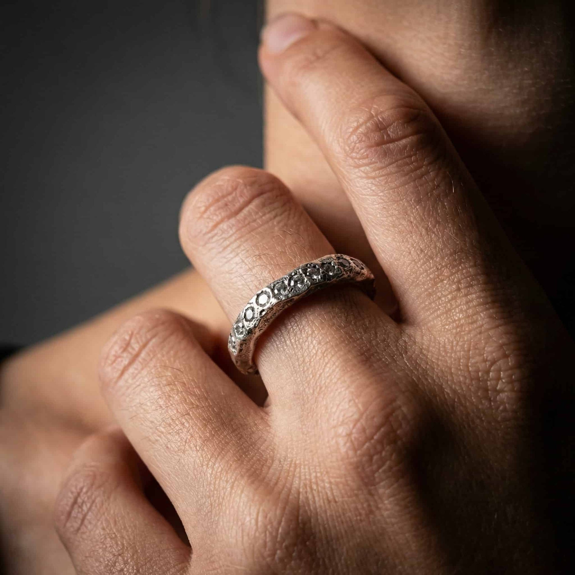 Primer plano de anillo de plata de 3mm con textura irregular orgánica y circonitas brillantes