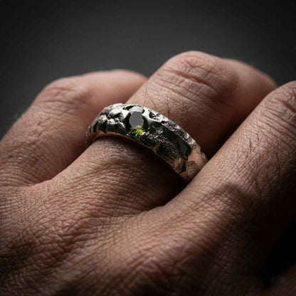 Primer plano de la circonita verde peridoto engarzada en plata artesanal texturizada.