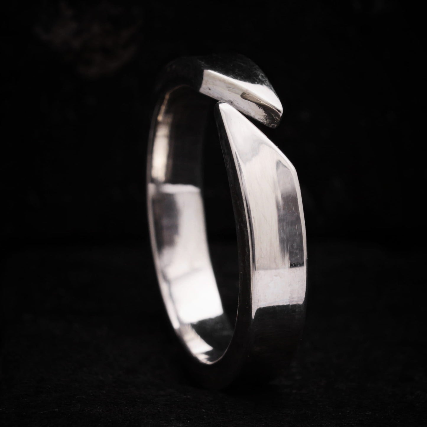 Detalle macro mostrando el corte angular y geométrico de las puntas del anillo abierto.