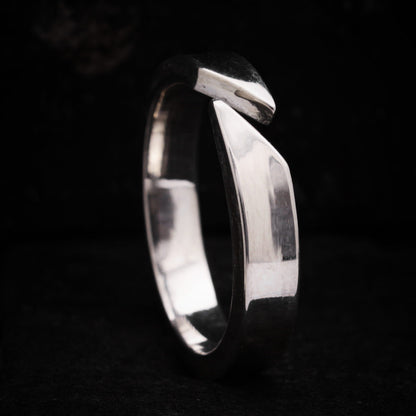 Detalle macro mostrando el corte angular y geométrico de las puntas del anillo abierto.