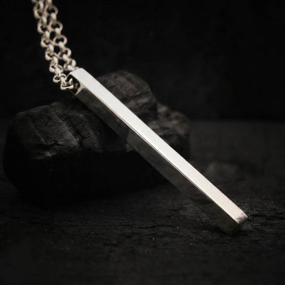 Detalle de collar para cenizas de difunto fabricado en tubo de plata cuadrado soldado.