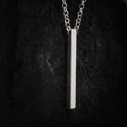 Detalle de collar para cenizas de difunto fabricado en tubo de plata cuadrado soldado.