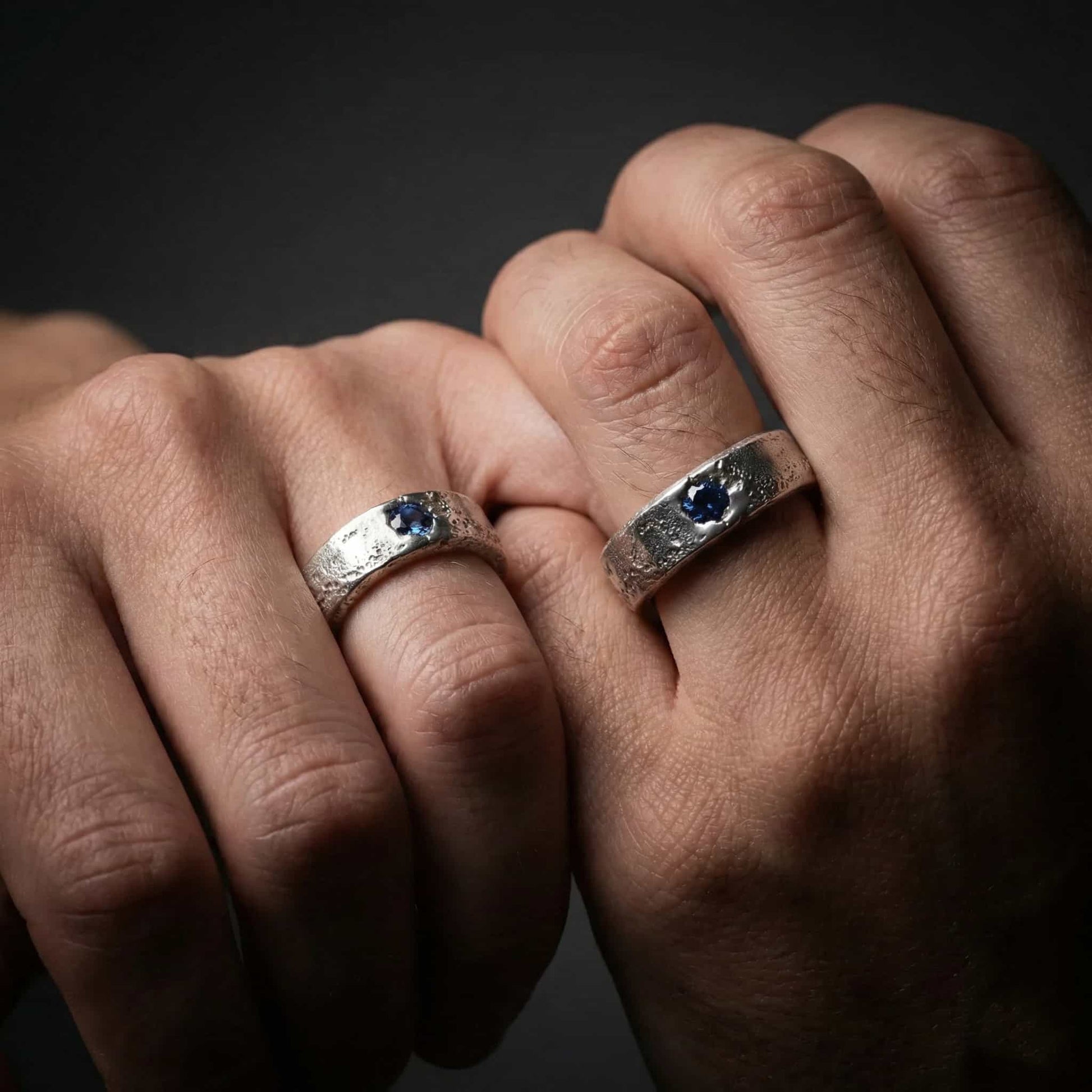 Alianza de autor modelo Estérope en manos de pareja.