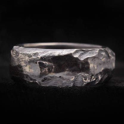 Pieza de joyería para hombre anillo de plata con diseño irregular y moderno.