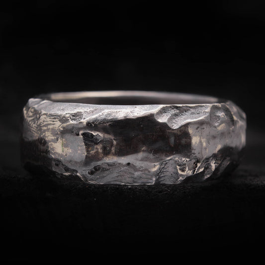 Pieza de joyería para hombre anillo de plata con diseño irregular y moderno.