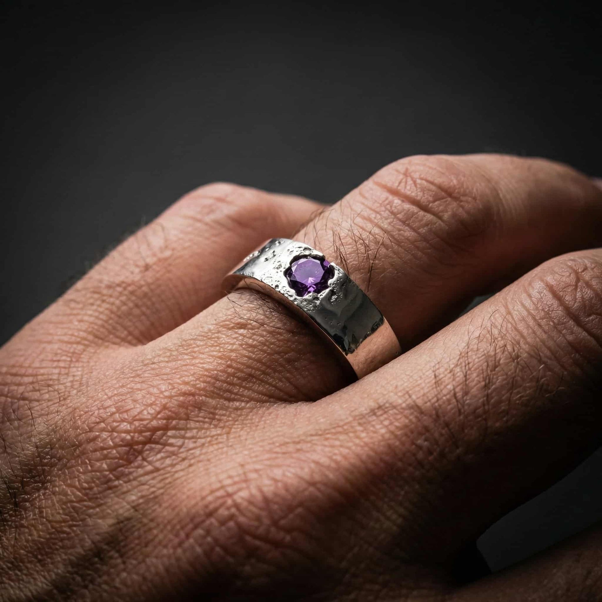 Pieza de joyería para hombre anillo de plata con piedra central color morado intenso
