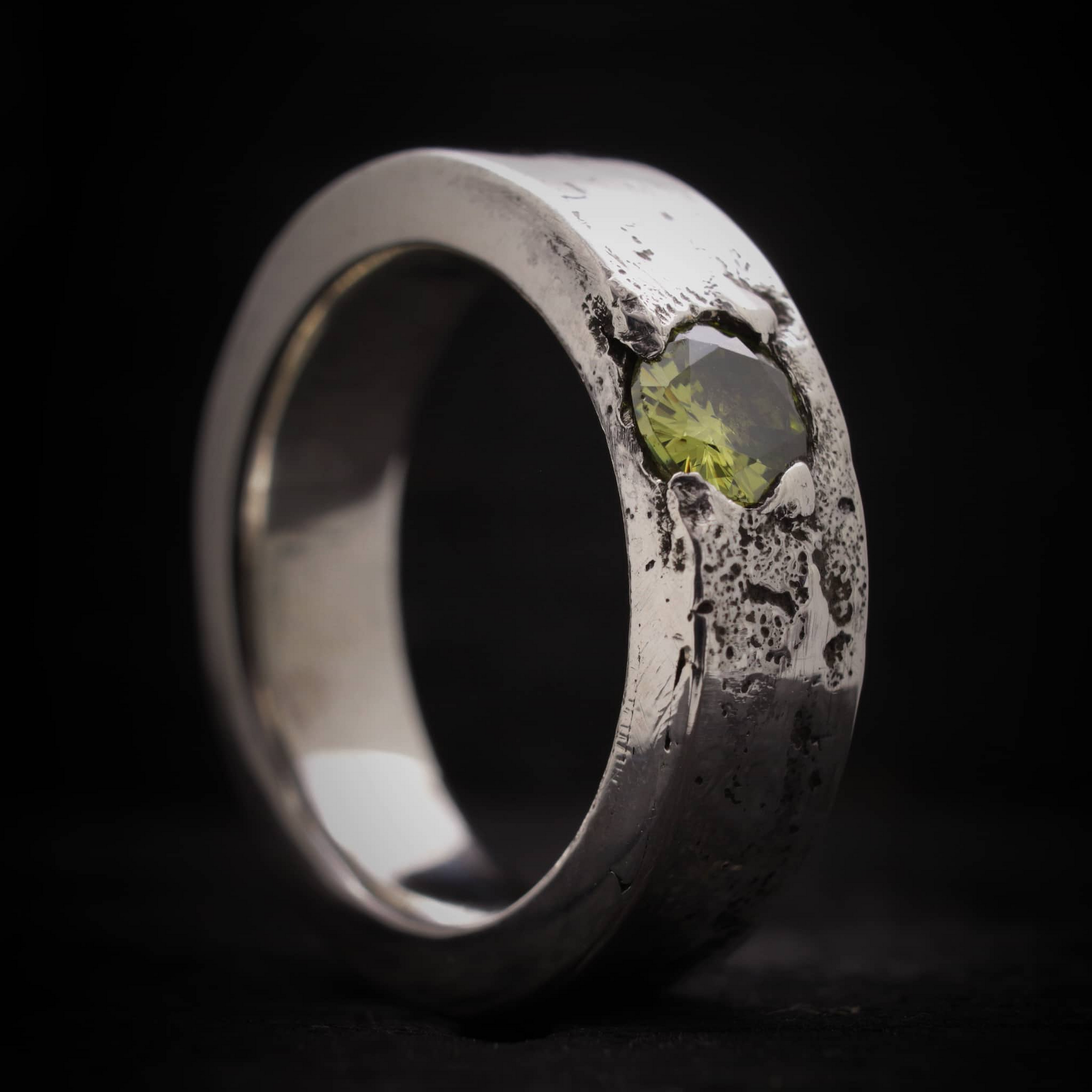 Anillo conmemorativo para cenizas modelo Legado con brillante circonita peridoto