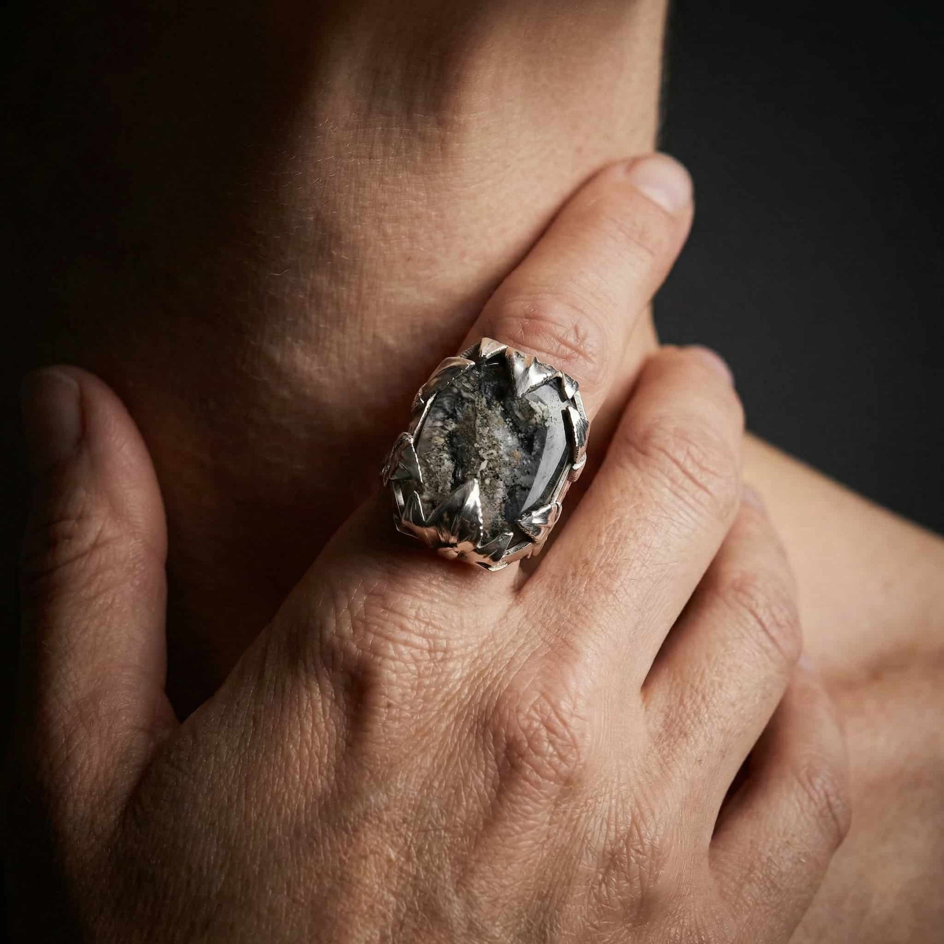 Ejemplo de joya de luto personalizada fabricada en plata y resina.