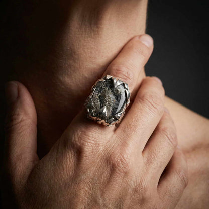 Ejemplo de joya de luto personalizada fabricada en plata y resina.