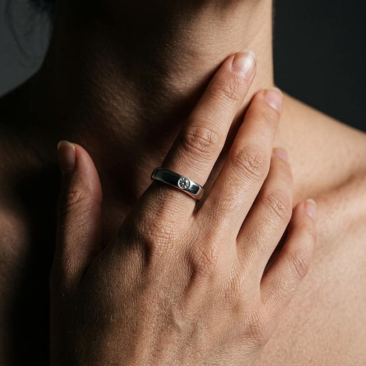 Mujer luciendo el anillo con cenizas de plata y circonita en la mano, combinando elegancia y recuerdo diario.