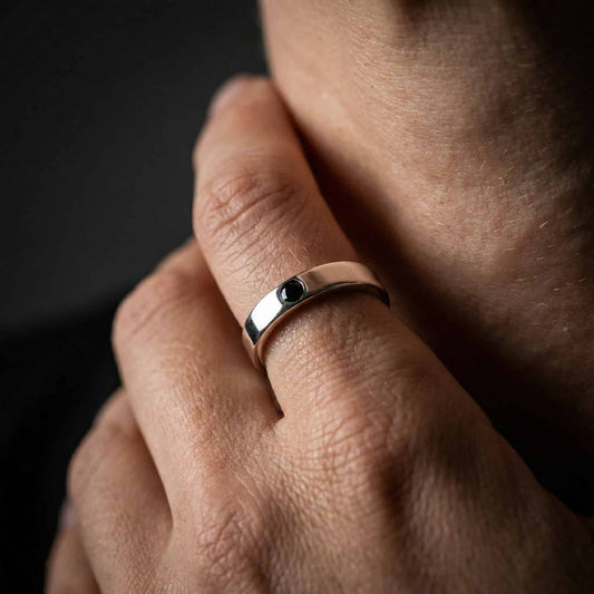 Mujer llevando puesto el anillo con cenizas minimalista Isil. Un diseño elegante y privado que parece alta joyería.