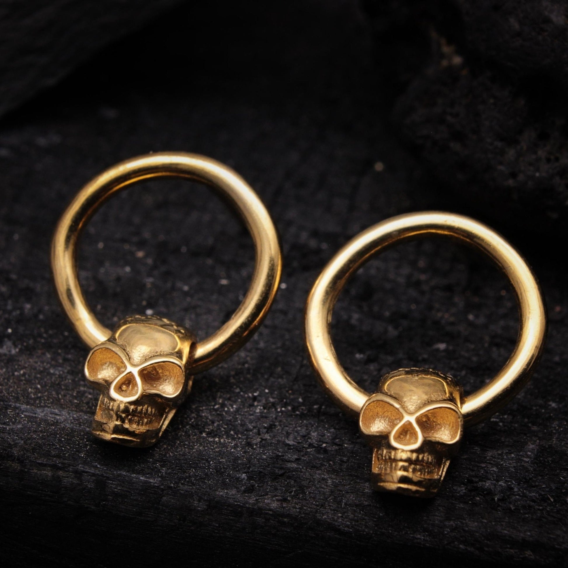 pendiente calavera artesanal forma circular chapado en oro