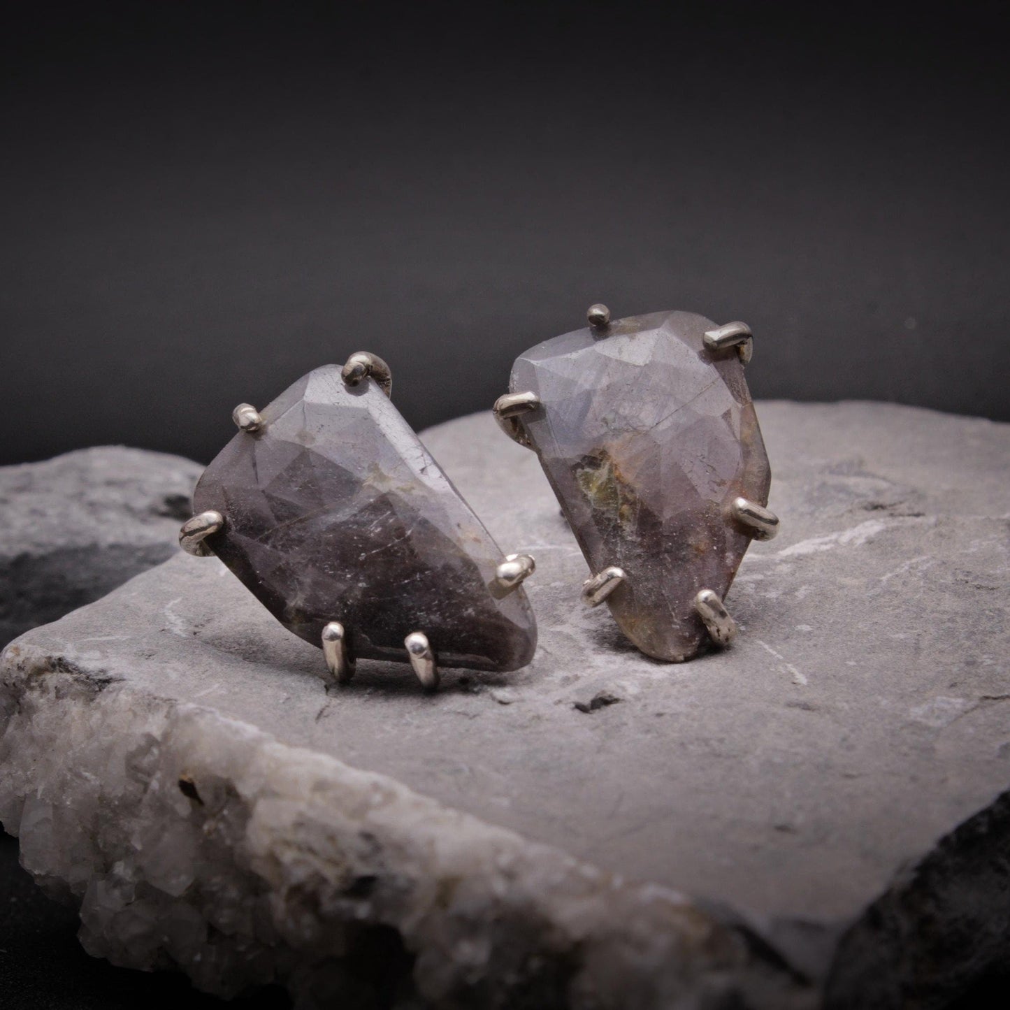 Pendientes de pieza única con cuarzo gris de talla artesanal y engarce en garra.
