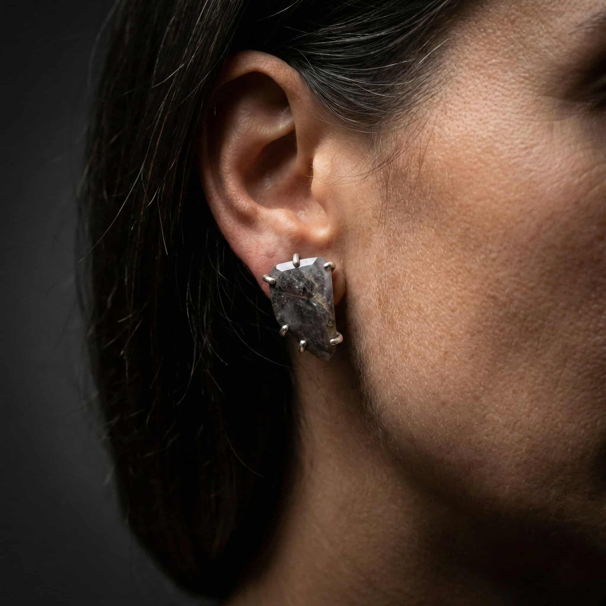 Pendientes exclusivos de plata y cuarzo talla única luciendo en mujer.