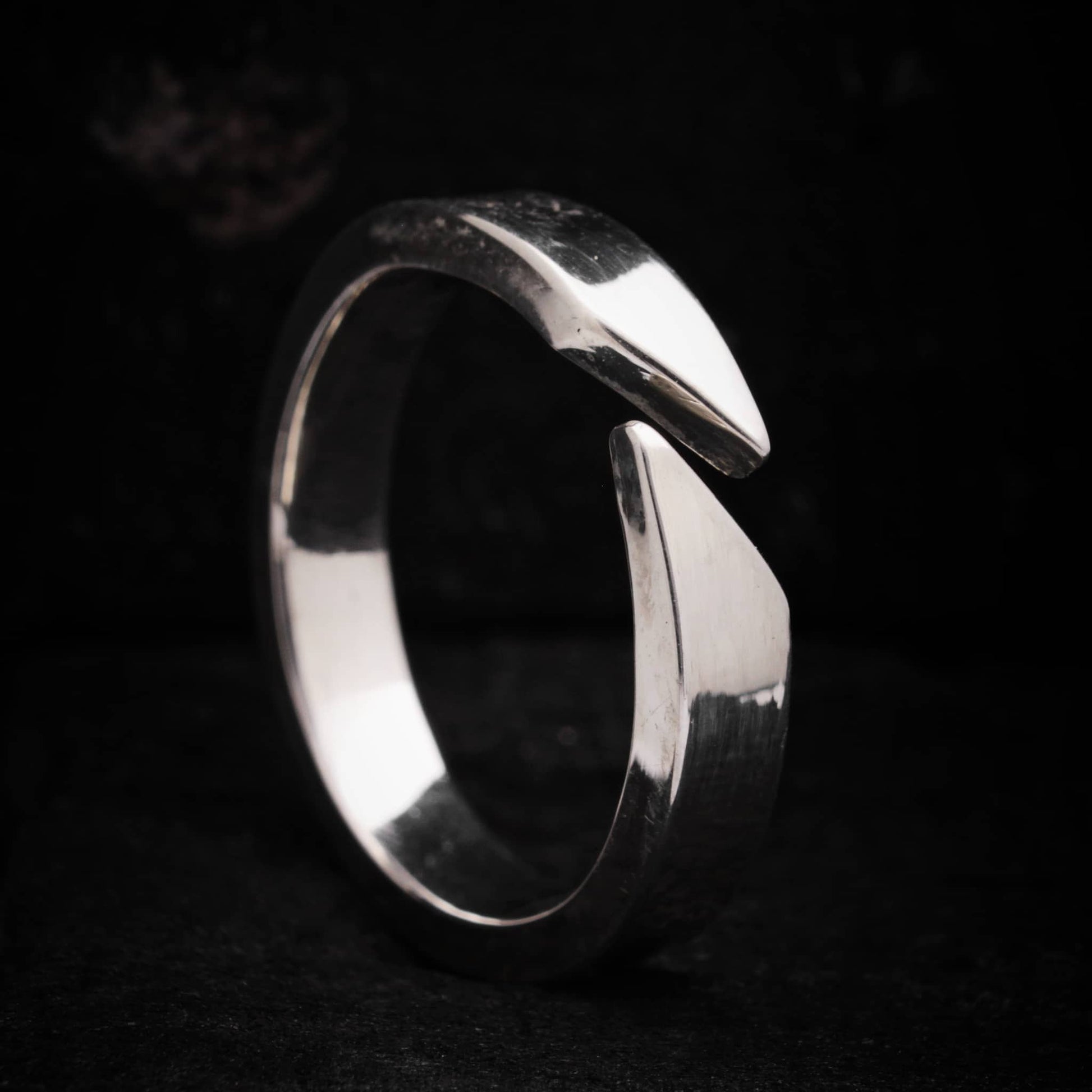 Vista de perfil de anillo minimalista de plata, mostrando el grosor de 2mm y superficie lisa.