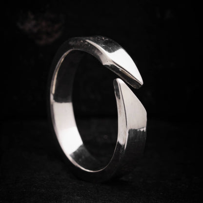 Vista de perfil de anillo minimalista de plata, mostrando el grosor de 2mm y superficie lisa.