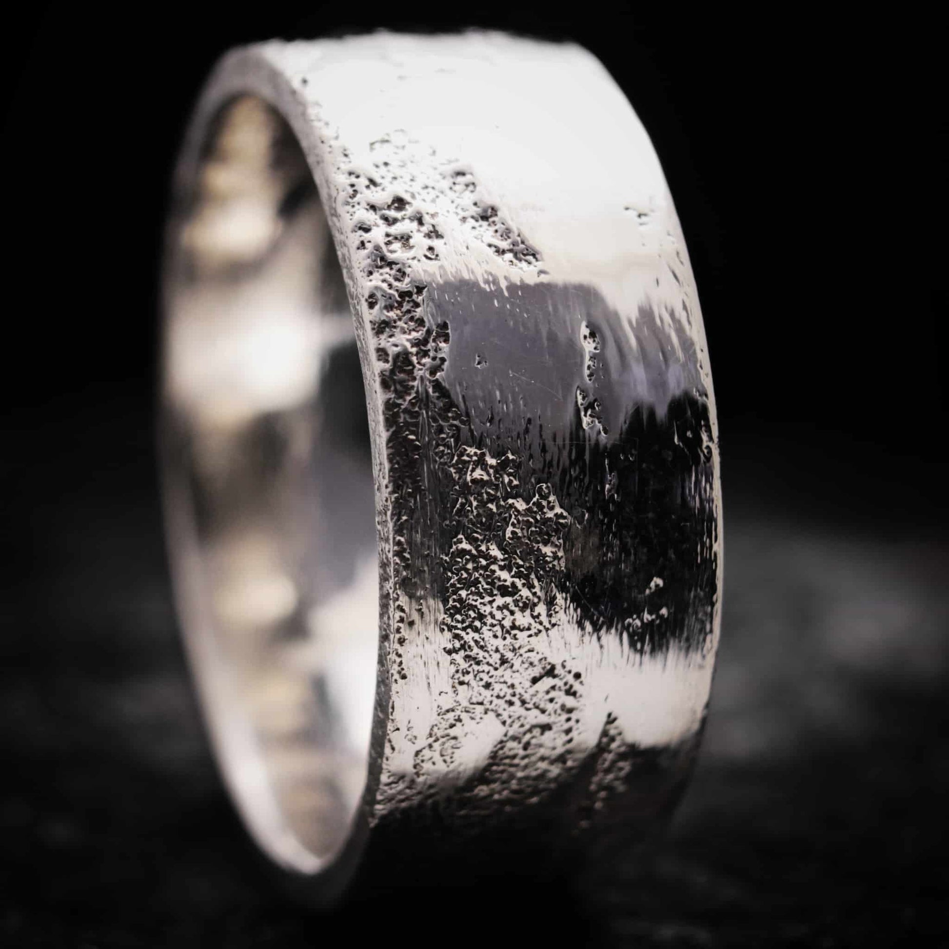 Vista de perfil mostrando el grosor sólido de 2mm del anillo de plata maciza estilo rústico.