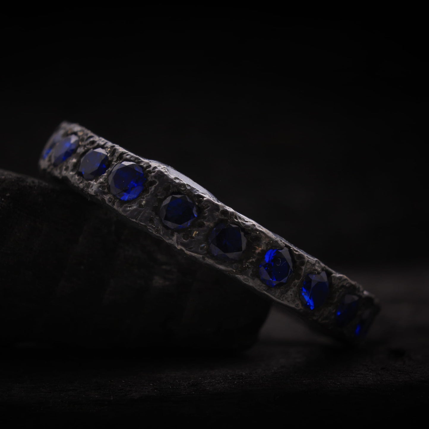 Perfil lateral mostrando el grosor de 4mm del anillo masculino de plata.