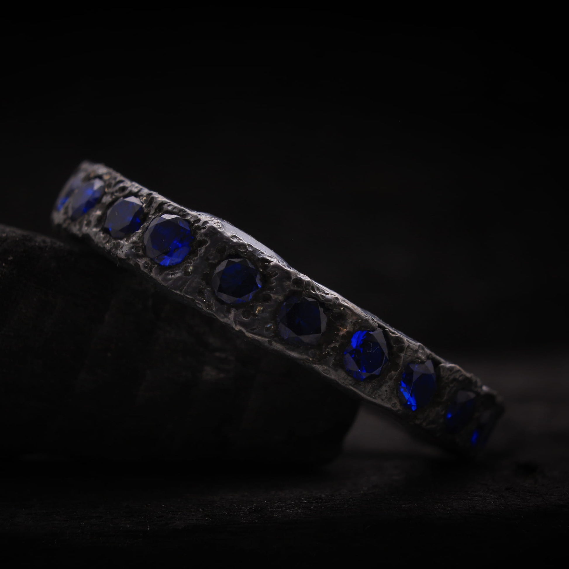 Perfil lateral mostrando el grosor de 4mm del anillo masculino de plata.