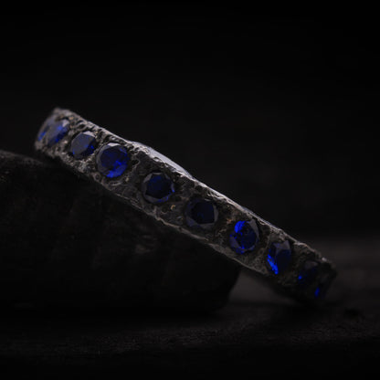 Perfil lateral mostrando el grosor de 4mm del anillo masculino de plata.