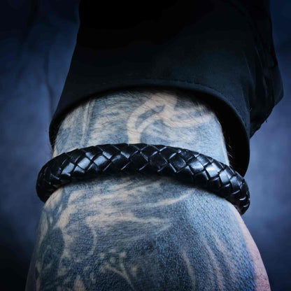 Pulsera de cuero trenzado negra para hombre, ideal para un look moderno y elegante.