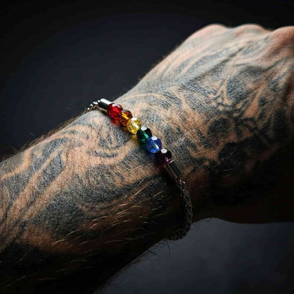Pulsera LGBT de acero inoxidable con cadena tipo trigo y cristales de colores arcoíris.
