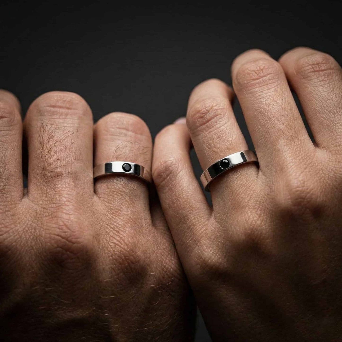 ALIANZA DE BODA ARTESANAL EN PLATA LISA CON ESPINELA NEGRA