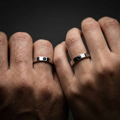 ALIANZA DE BODA ARTESANAL EN PLATA LISA CON ESPINELA NEGRA