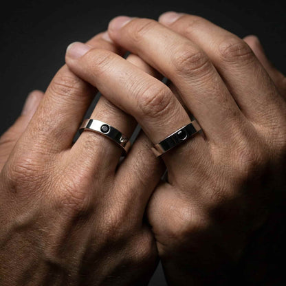 ALIANZA DE BODA ARTESANAL EN PLATA LISA CON ESPINELA NEGRA