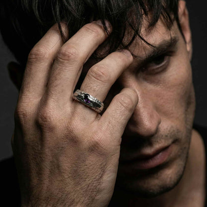 ANILLO DE PLATA HOMBRE CON CIRCONITA MORADA FORJADO EN ARENA