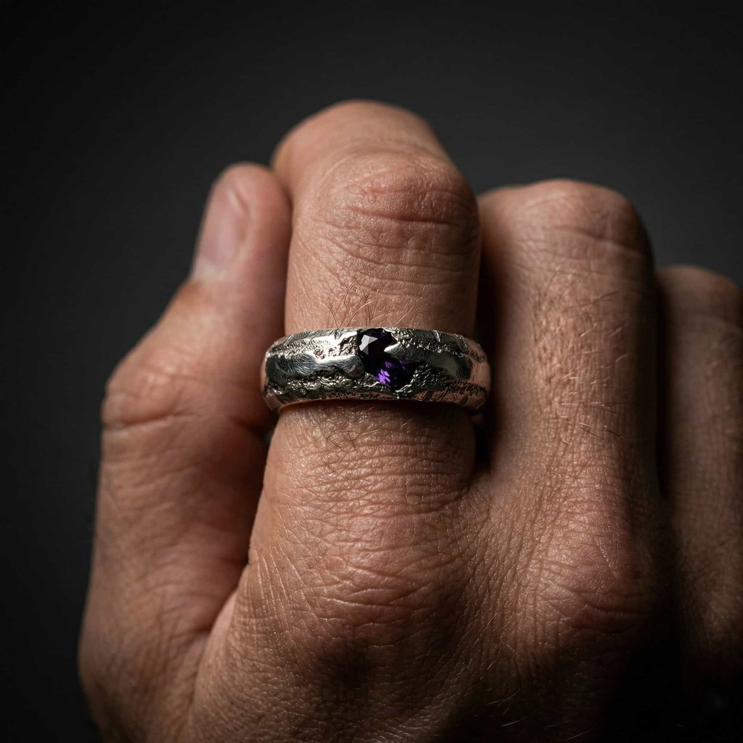 ANILLO DE PLATA HOMBRE CON CIRCONITA MORADA FORJADO EN ARENA