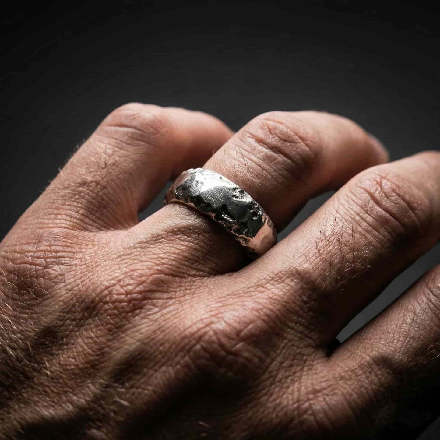 ANILLO IRREGULAR PULIDO DE PLATA