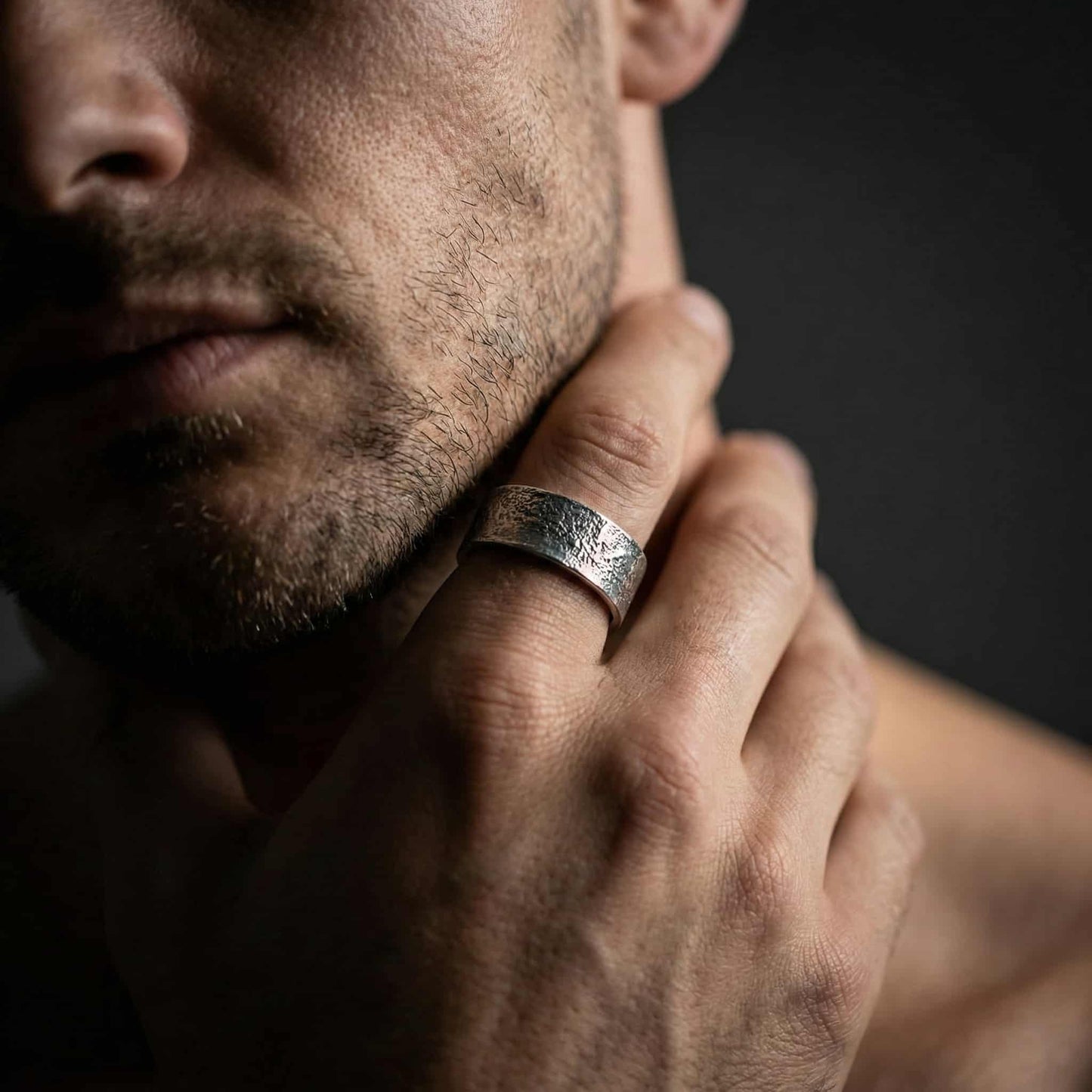 Sortija de plata para hombre con textura reticulada efecto fundido