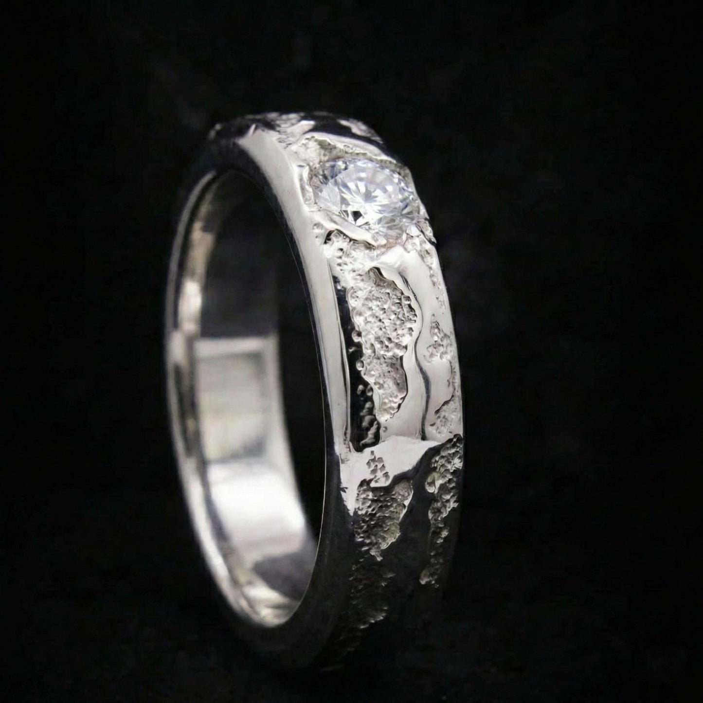 Textura tipo roca en anillo de plata con circonita engastada