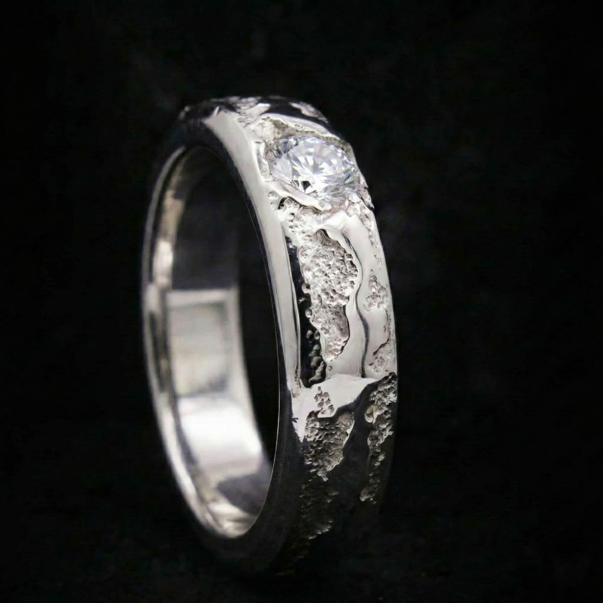 Textura tipo roca en anillo de plata con circonita engastada