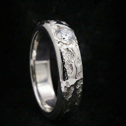 Textura tipo roca en anillo de plata con circonita engastada